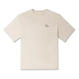 Go-To Sneaker Patch Loose Fit T-Shirt asiatische Größen „Beige“