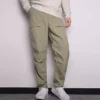 Herren-Converse-Freizeithose aus gewebtem Stoff in Uni-Farbe, gerade geschnitten, hellgrau-grün
